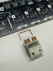 PCC-SMP-Kコネクタは、コネクタ本体と止め金具の2点