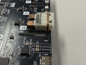 コネクタ本体が基板から浮かないようにしっかり押さえて止め金具からはんだ付け